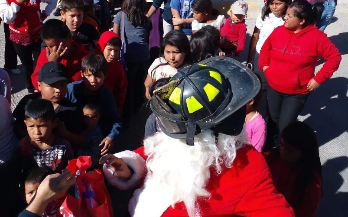 JUGUETES CORTESIA ADRIAN PENA BOMBEROS.