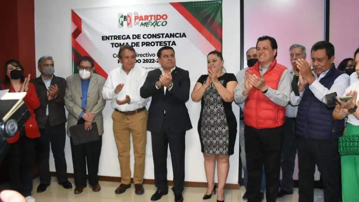 entregan constancia a Alejandro Domínguez 1