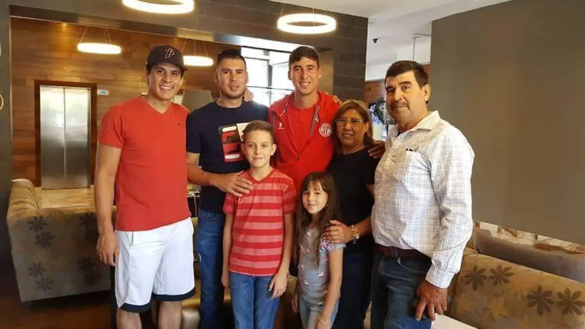 familia de adrián mora