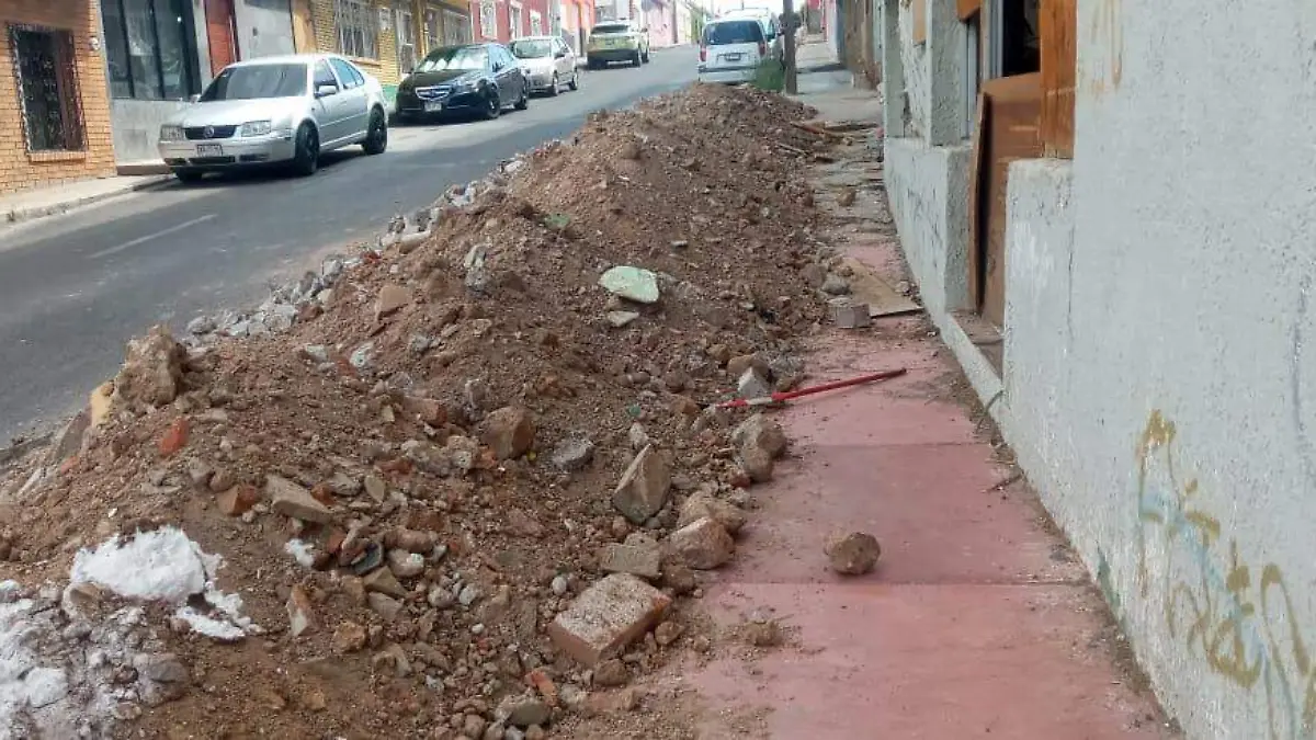 atienden 2 cuando estaba el escombro