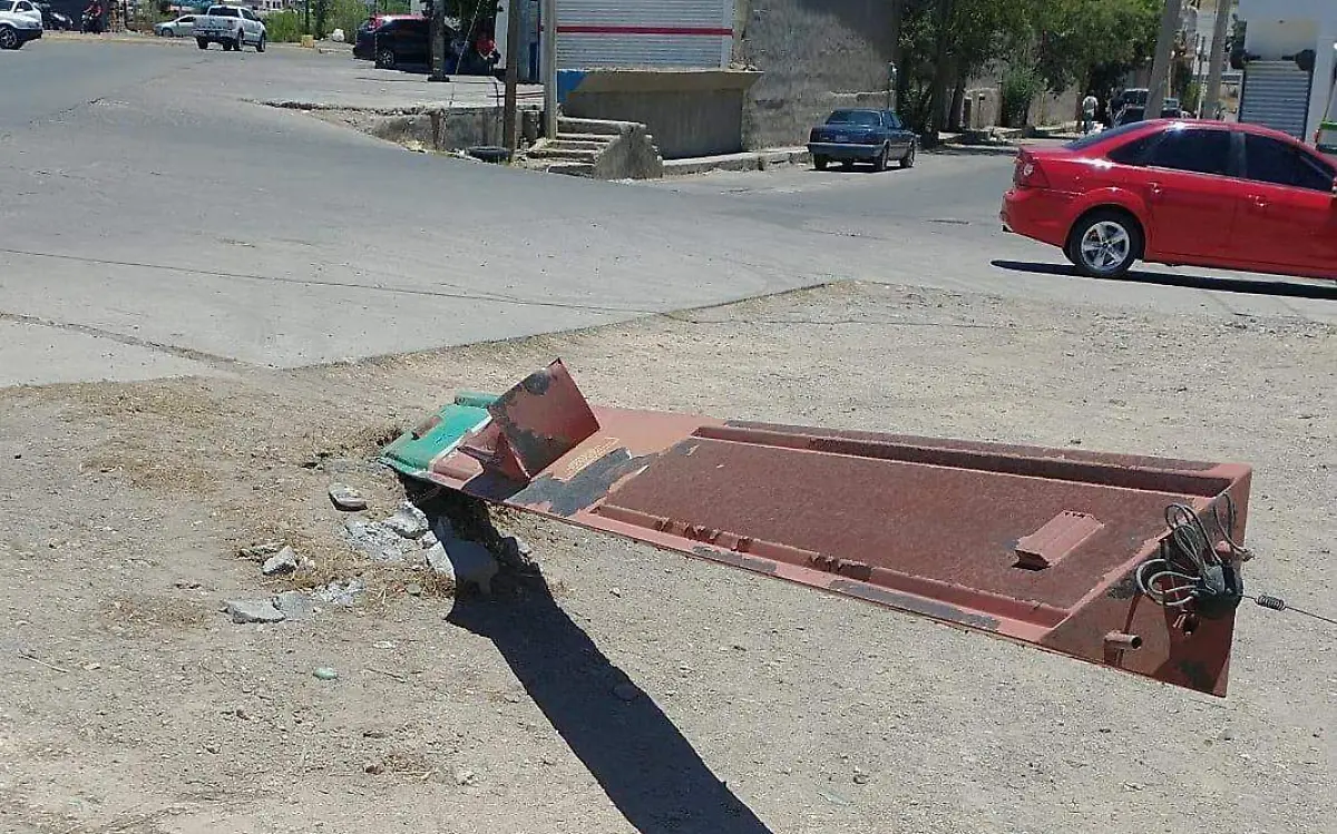 Derriba botón de pánico y se da a la fuga