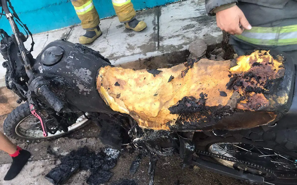 Arde moto 1