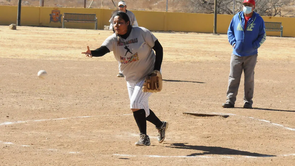 SOFTBOL FEMENIL LILY VALLES