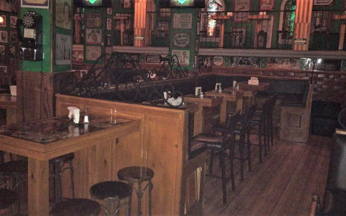 BAR CORTESÍA ROBERTO ULLOA 2