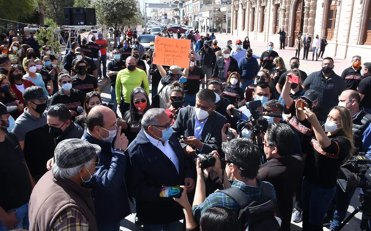 manifestacion a las afueras del palacio (3)