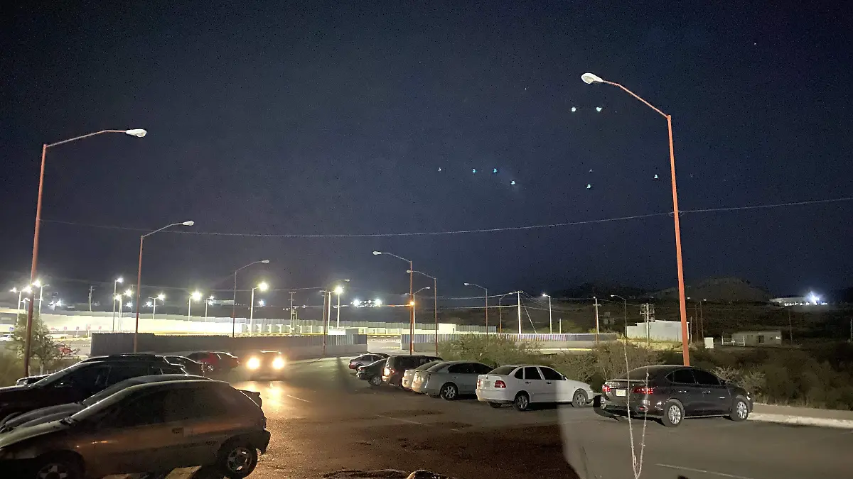 Acceso al hospital General con lámparas sin funcionar