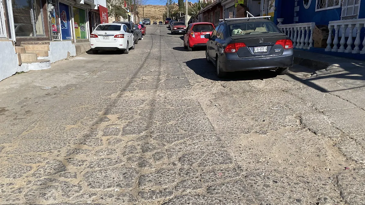 Cuarteaduras y baches en calle General Juan A. Almazán 