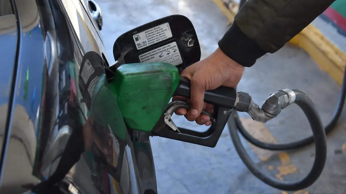 Cargando gasolina en estación de servicio en Parral