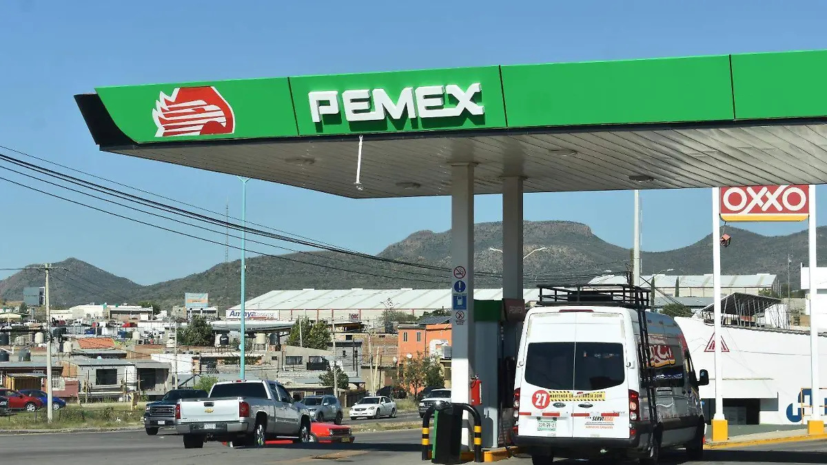 Vehículos cargando gasolina en estaciones de servicio de Parral
