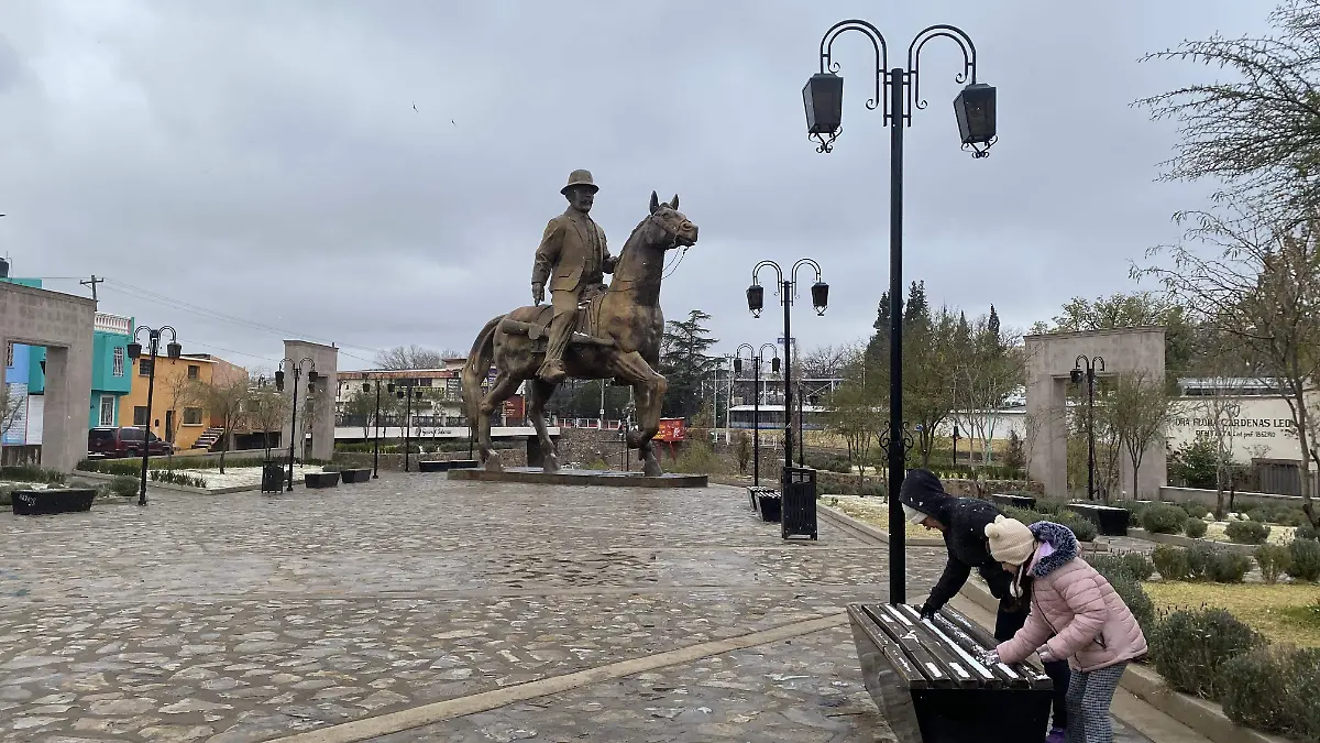Mamá e hija jugando con nieve