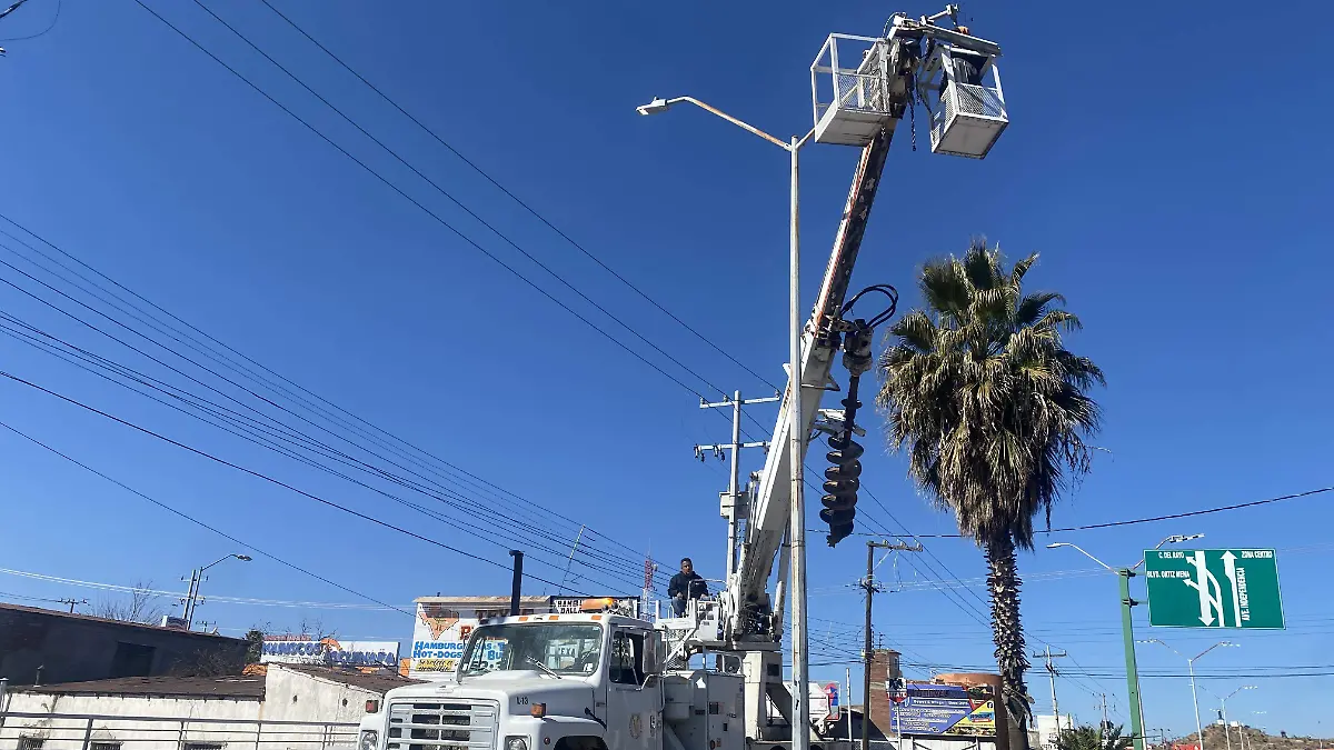 Servicios Públicos realizando revisión de lámparas en mal estado en el avenida Independencia 2
