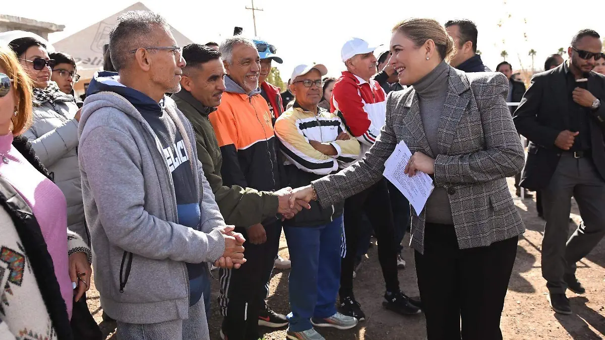 Gobernadora durante el evento de arranque de trabajos de la pista de atletismo en Delicias