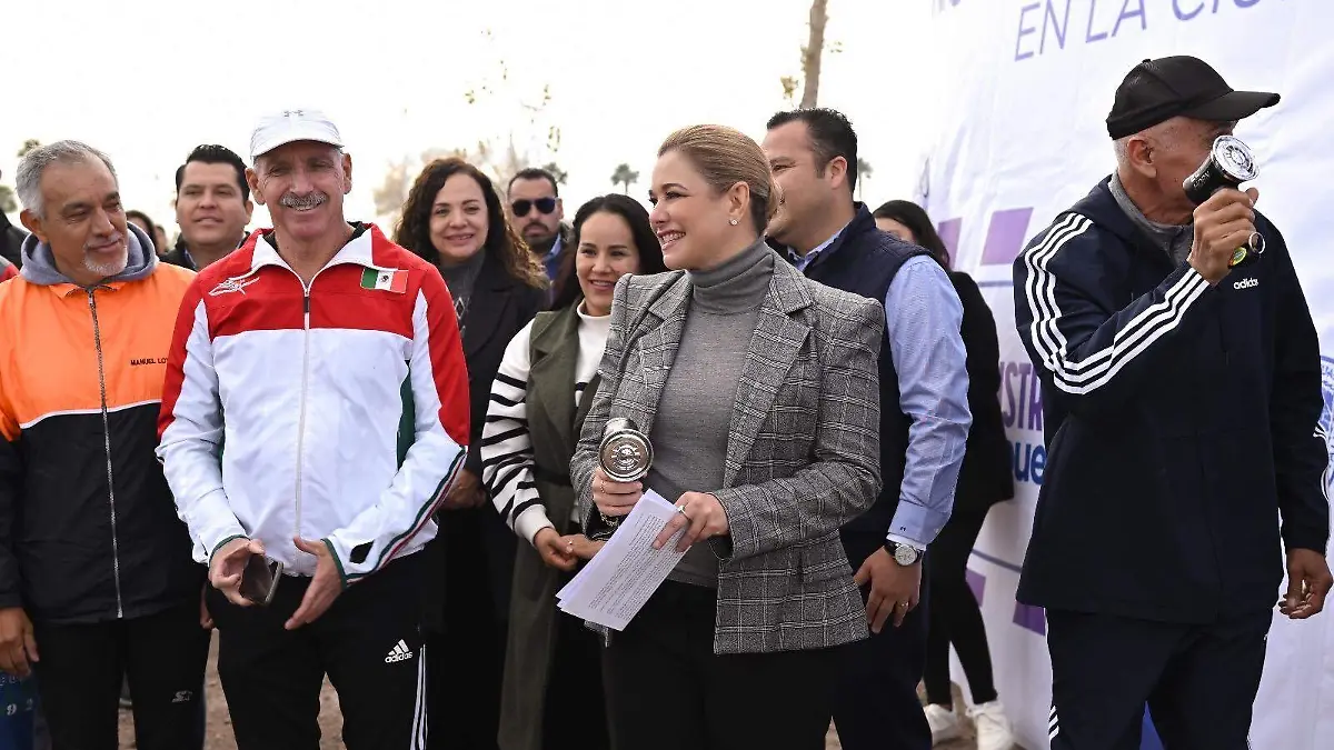 Gobernadora durante el evento de inicio de trabajos de construcción de pista de atletismo en Delicias
