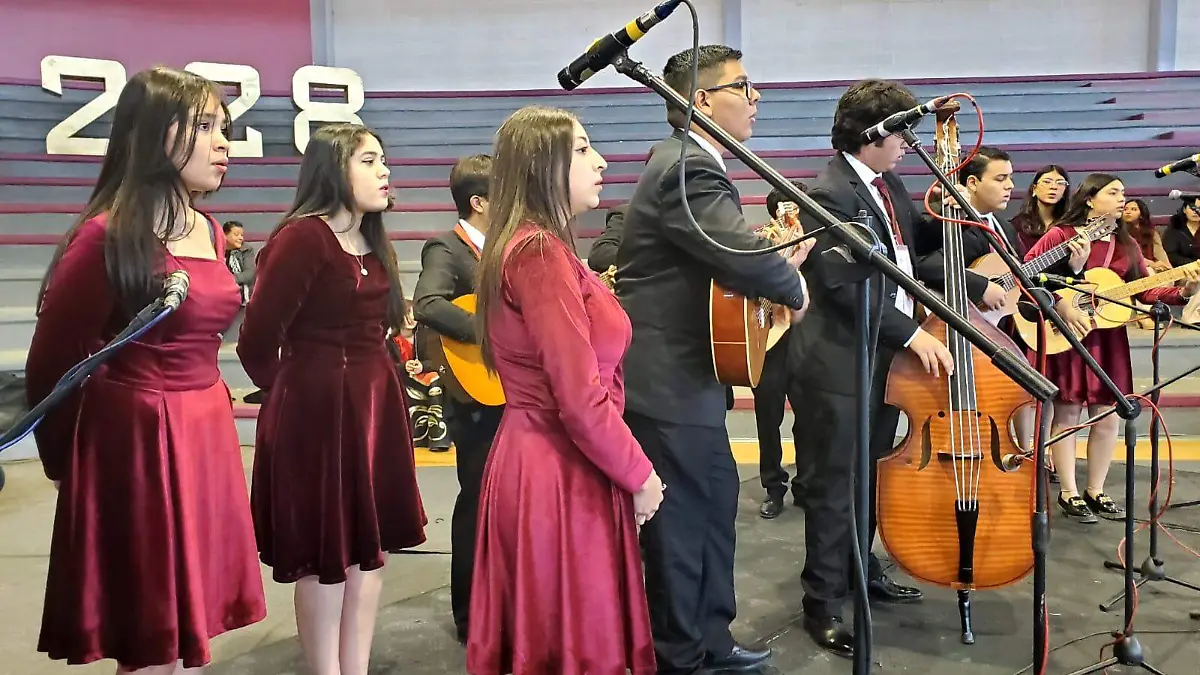 Presentación de rondalla en clausura de encuentro estatal de Arte y Cultura de la DGETI