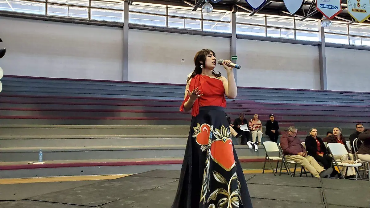 Presentación de canto durante clausura de encuentro estatal de Arte y Cultura de la DGETI 