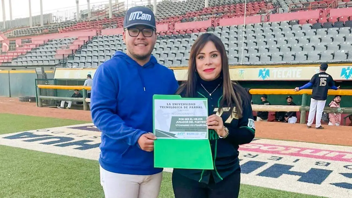 Kevin Torres recibiendo reconocimiento de jugador más valioso