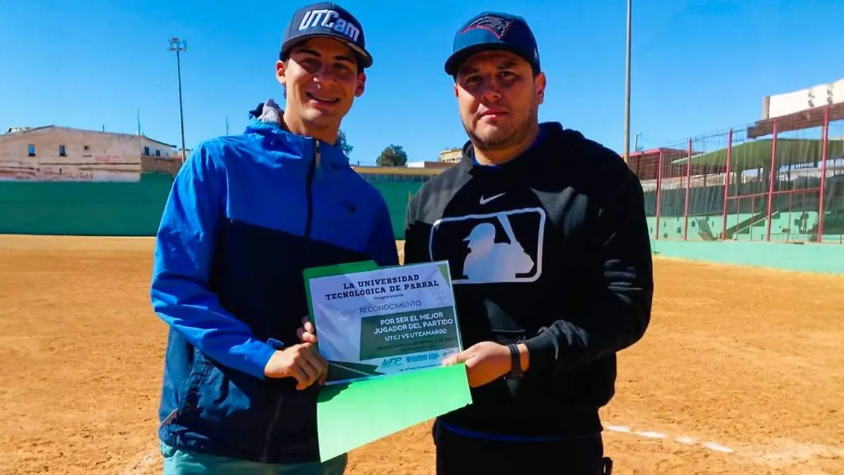 Iván Robles recibiendo el reconocimiento de jugador más valioso
