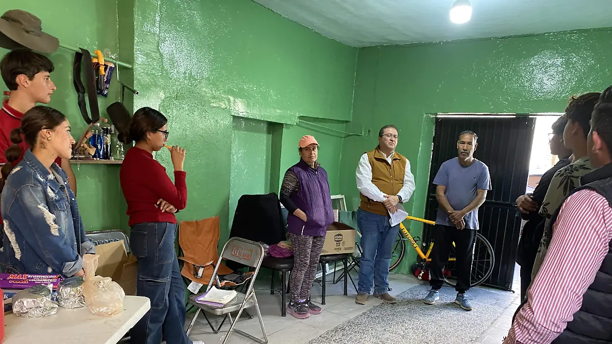 Alcalde Salvador Calderón con deportistas del comité de Atletismo 3