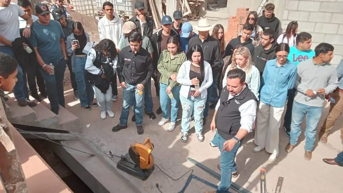 Alumnos de arquitectura recorriendo obra de Cara al Río 