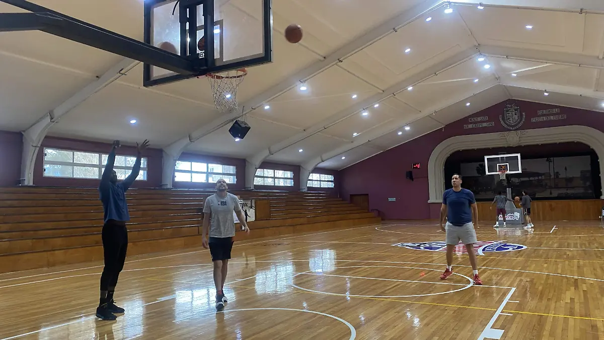 Jugadores de Mineros de Parral durante el entrenamiento