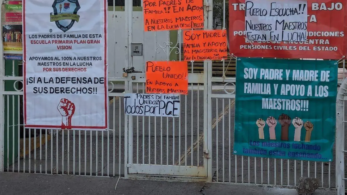 Pancartas que dejaron pegadas en escuela maestros manifestantes 