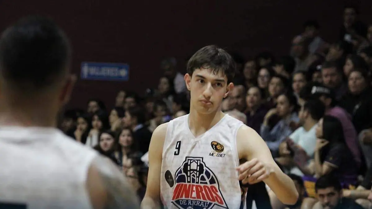 Jugador del equipo de Mineros de Parral durante partido de básquetbol 2
