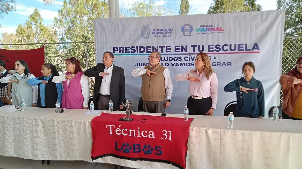 Honores a la bandera en la escuela secundaria Técnica 31