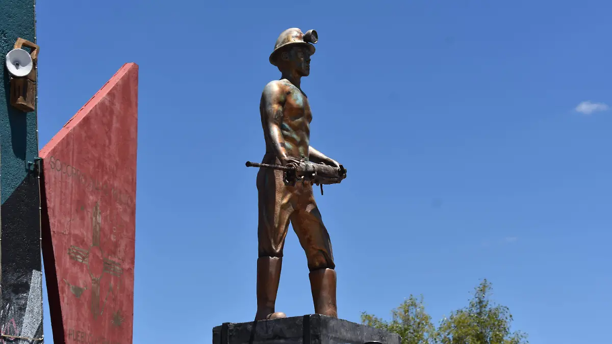 escultor 6 Oscar Hilario Molina Martínez mejor conocido como “Lalo Molina” es uno de los talentos artísticos que sobresalen en las artes plásticas de la región sur del estado, su vocación lo ha llevado a crear pinturas y esculturas que han sobresalido en la comunidad