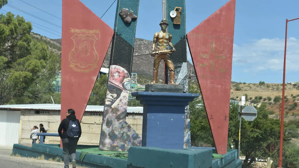 escultor 9 Oscar Hilario Molina Martínez mejor conocido como “Lalo Molina” es uno de los talentos artísticos que sobresalen en las artes plásticas de la región sur del estado, su vocación lo ha llevado a crear pinturas y esculturas que han sobresalido en la comunidad