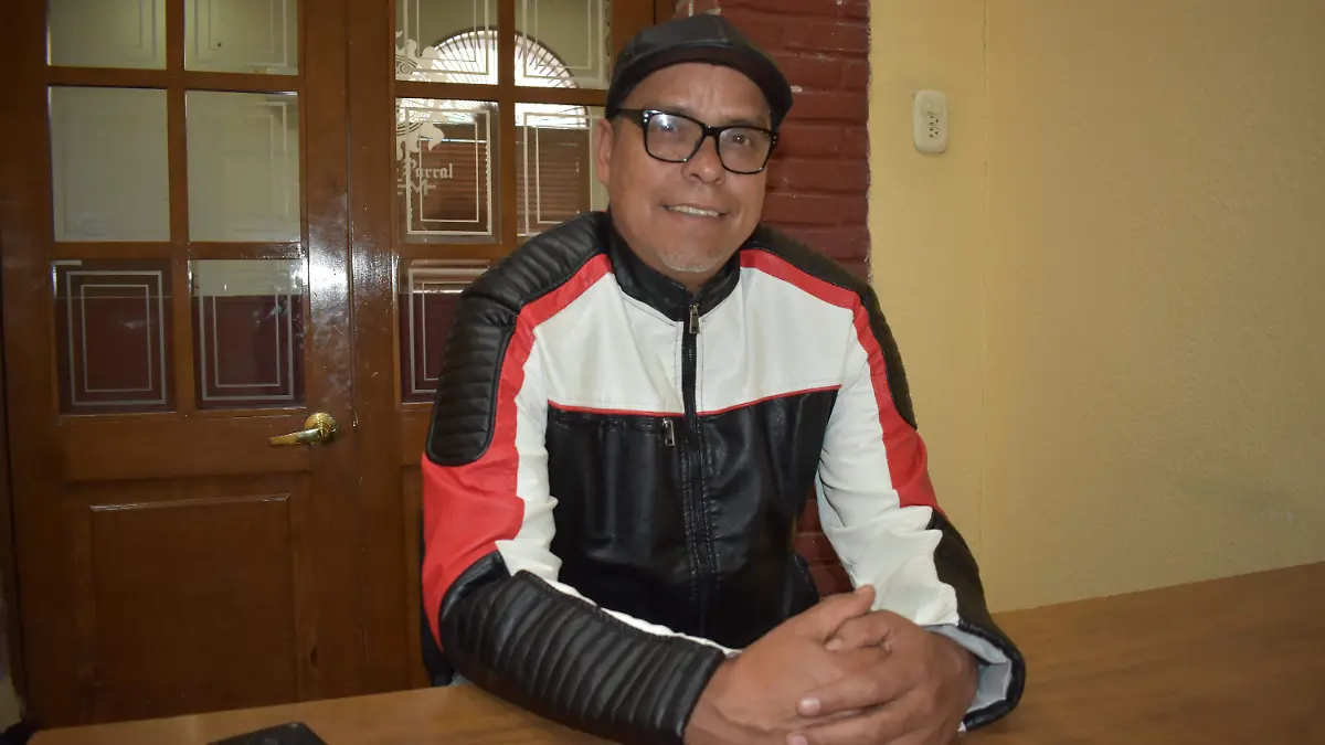 escultor 25 Oscar Hilario Molina Martínez mejor conocido como “Lalo Molina” es uno de los talentos artísticos que sobresalen en las artes plásticas de la región sur del estado, su vocación lo ha llevado a crear pinturas y esculturas que han sobresalido en la comunidad.