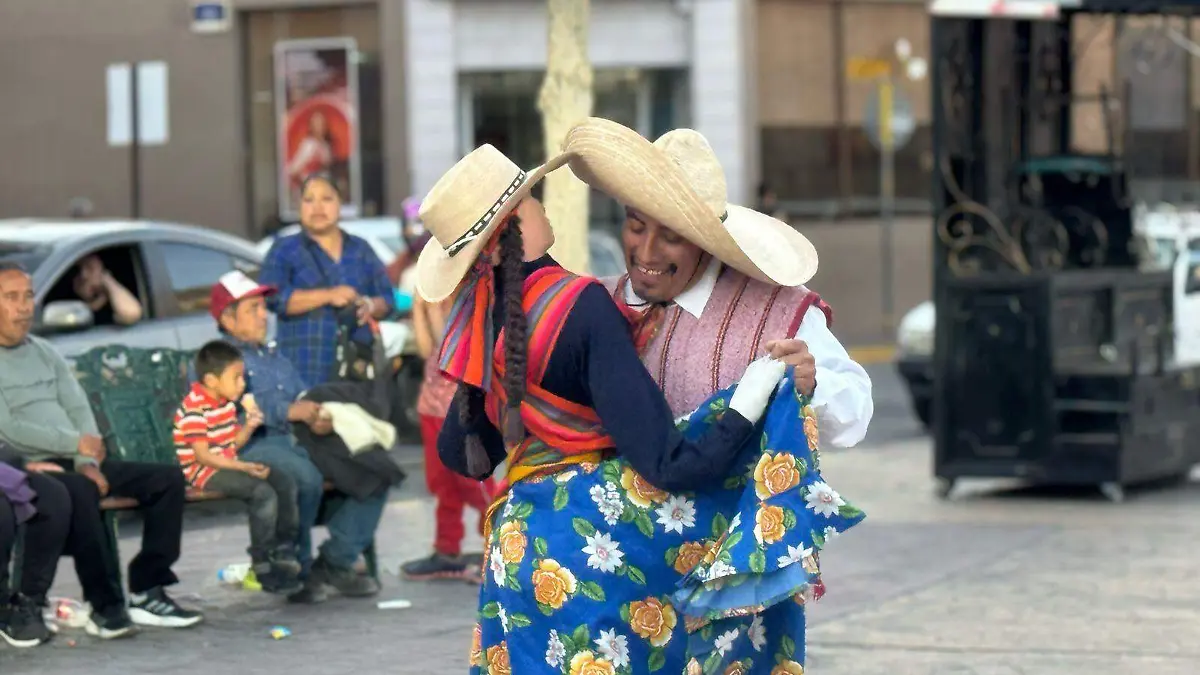 Mizael: el bailarín de la Plaza Principal tiene más de una década haciendo reír a los parralenses