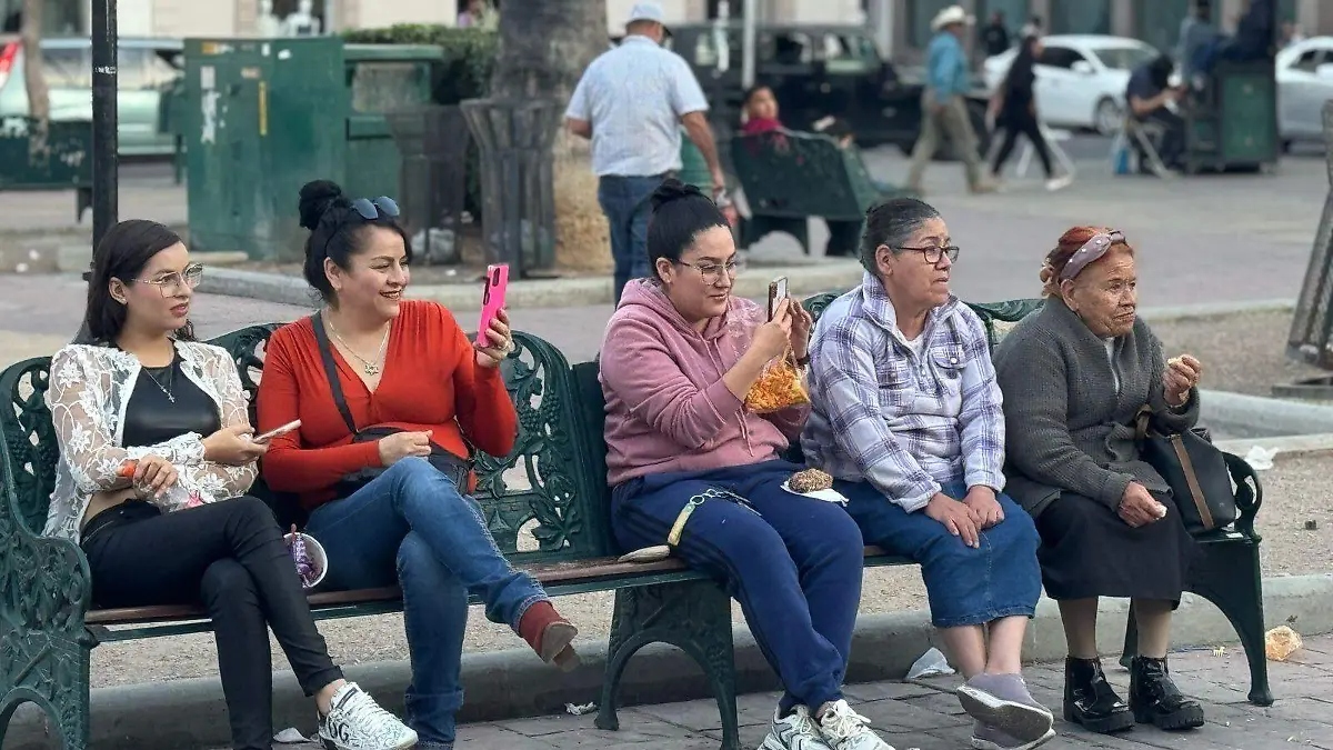 Mizael: el bailarín de la Plaza Principal tiene más de una década haciendo reír a los parralenses