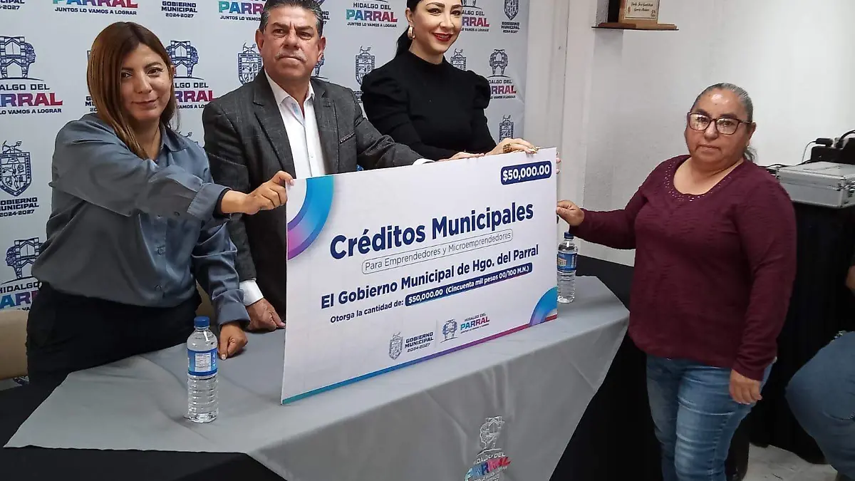Entrega simbólica de 50 mil pesos para empresaria