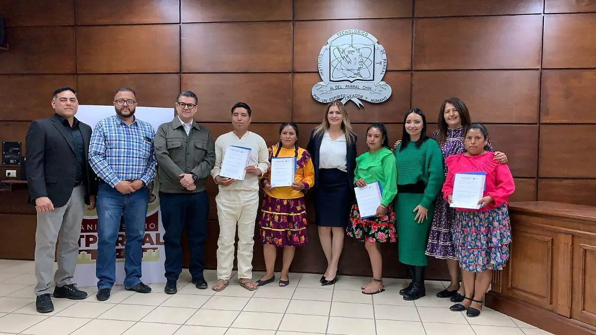 Alumnos con autoridades del Tecnológico de Parral