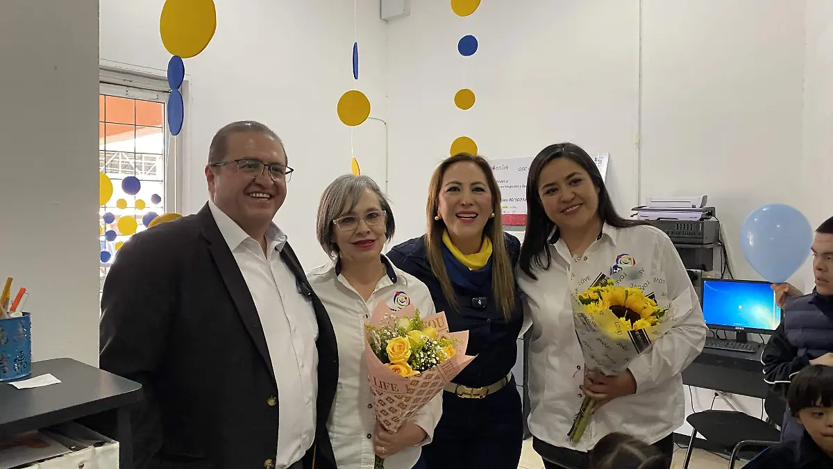 Entrega del Alcalde Salvador Calderón de donativo por parte de presidencia 