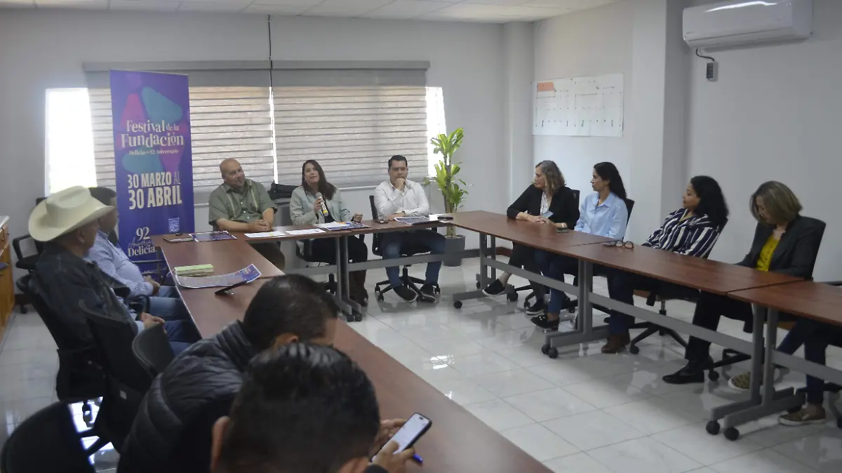 PRESENTAN CARTELERA