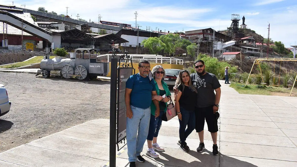 Turistas en Mina la Prieta