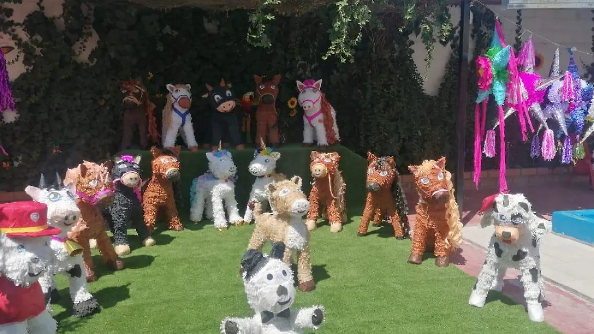 Productos terminados durante el curso de fabricación de piñatas en Matamoros 