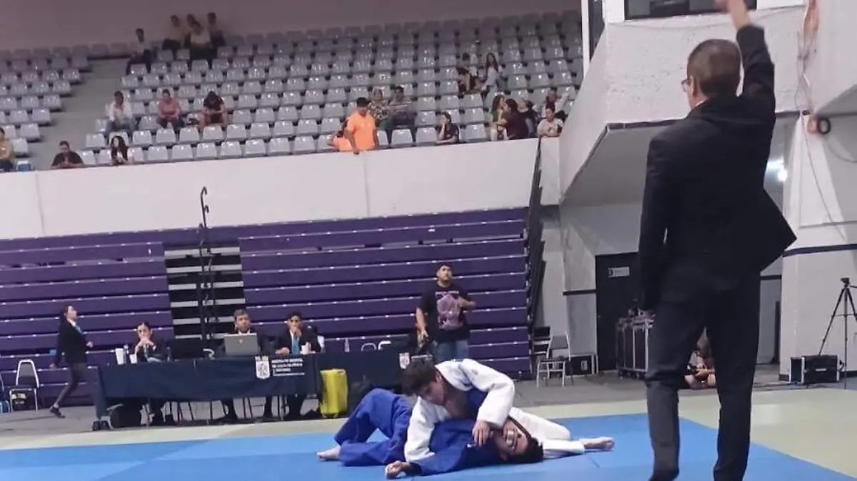 Judoca parralense en combate en Macro regional de Judo 