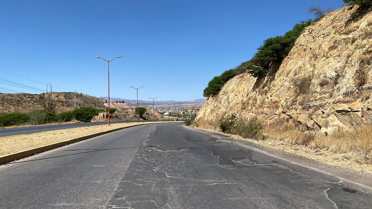 Deterioro en el acceso a Parral en la carretera Parral-Jiménez 