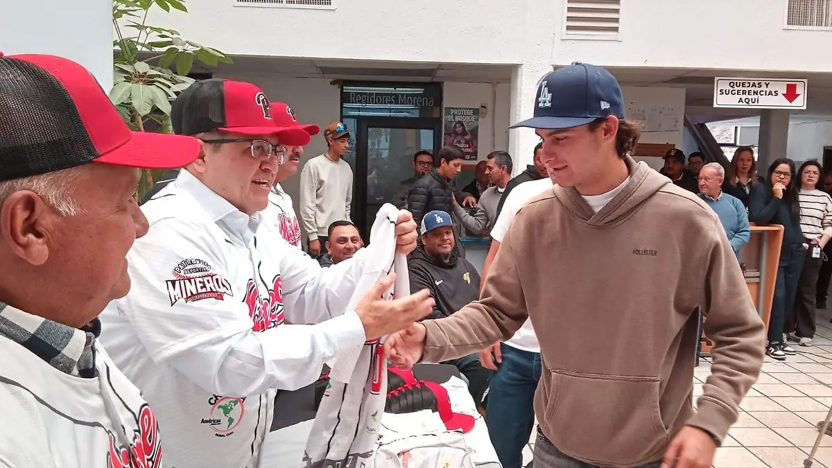 Entrega de uniformes al equipo de Mineros de Parral
