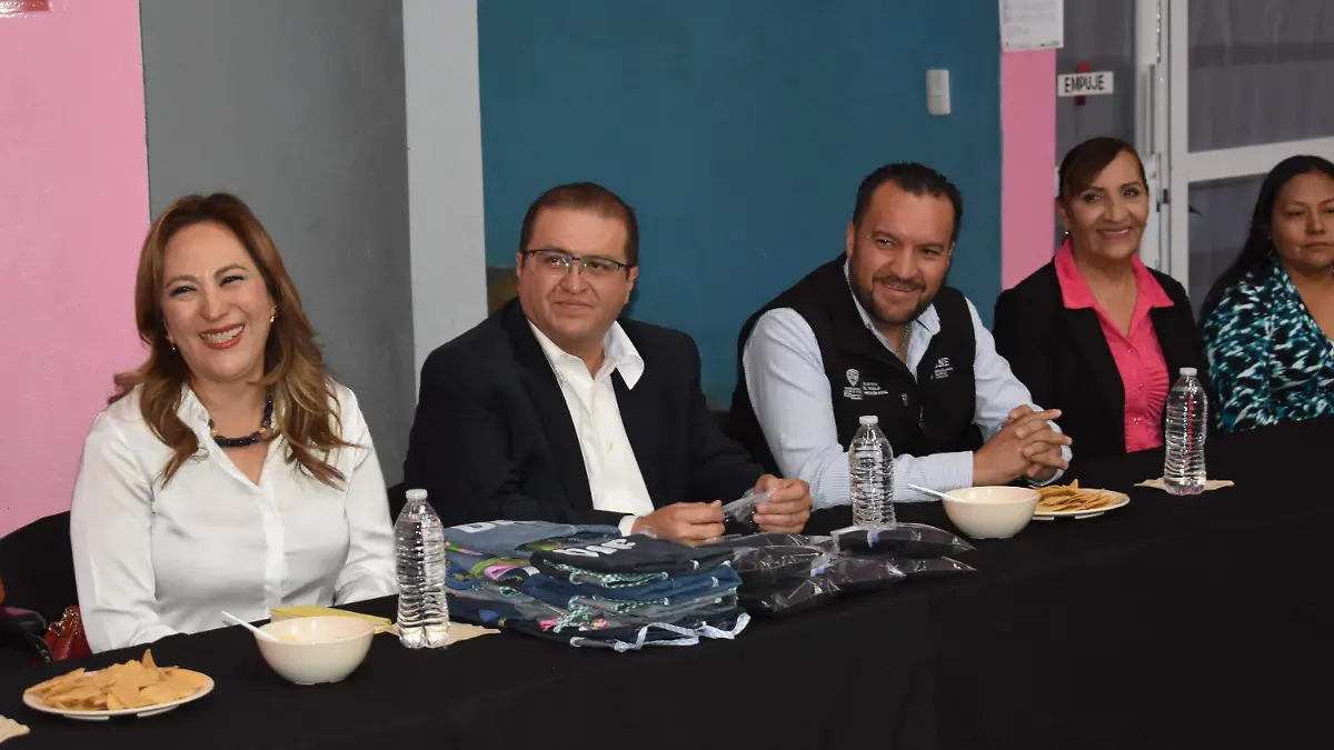 certificados 2 entrega de certificados de capacitación en el centro comunitario de la Héroes de la Revolución. 