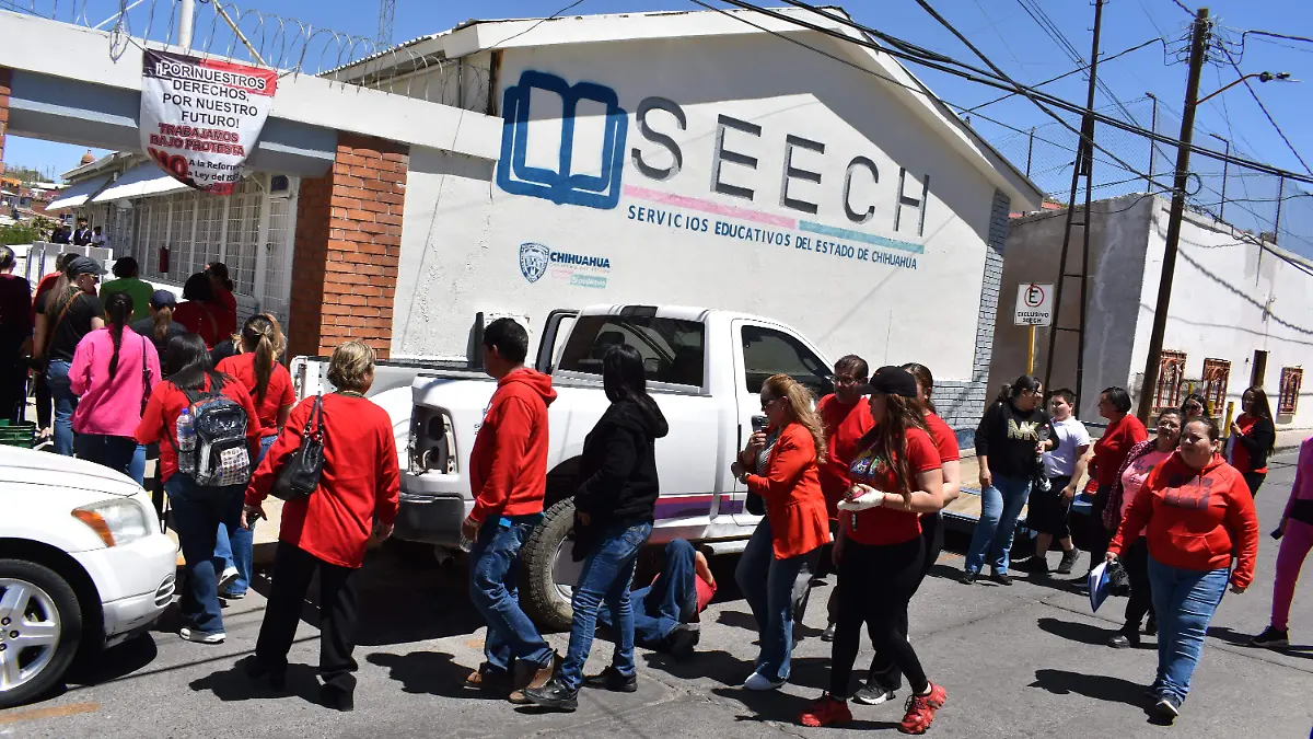 maestros 10 Se manifiestan maestros en las oficinas de SEECH, estas inconformidades aun continuas.