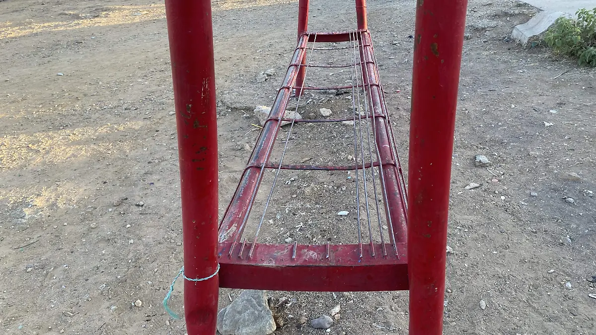 Bancas en mal estado de parque detrás de tianguis de la PRI