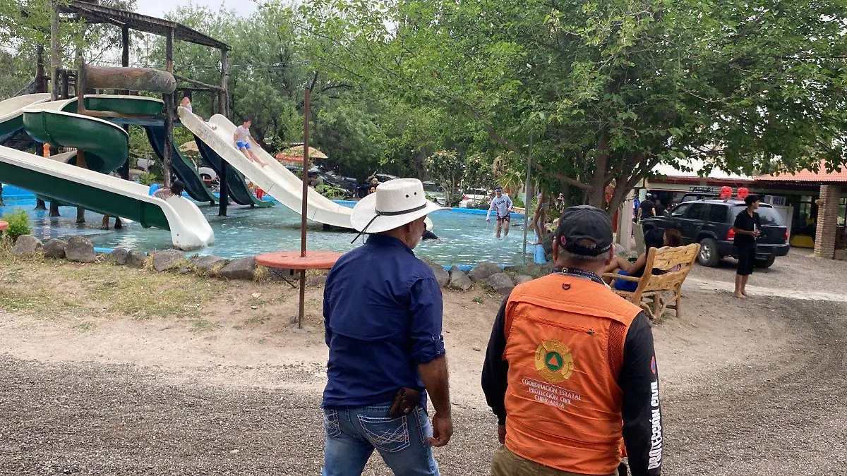 Personal de protección civil en balnearios 