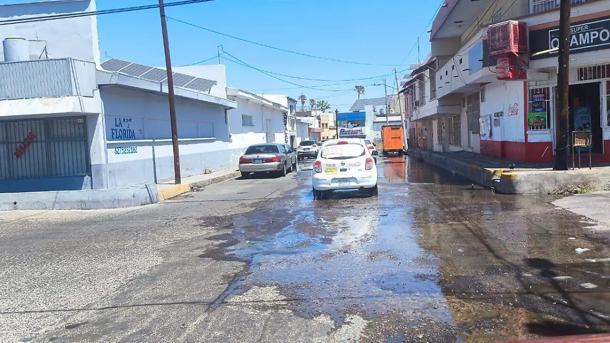 fuga de agua en la calle ojito