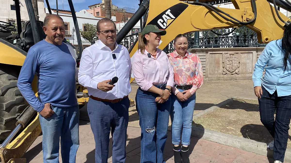 Arranque de plantación de árboles en plaza Principal