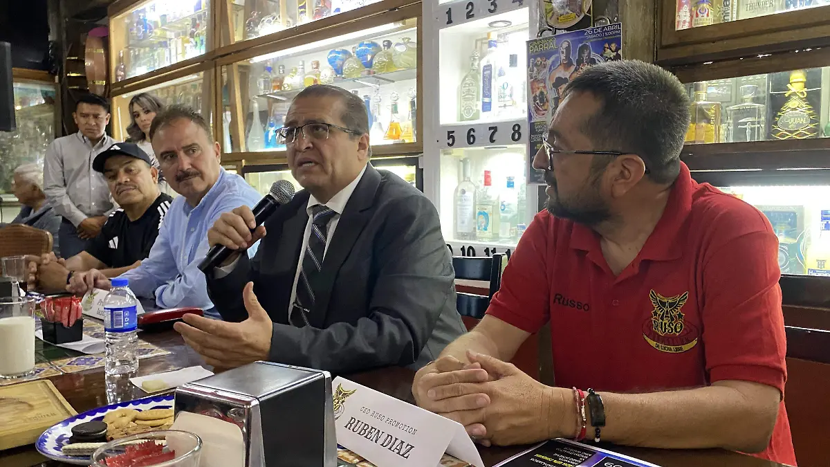 Rueda de prensa para invitar a lucha libre 