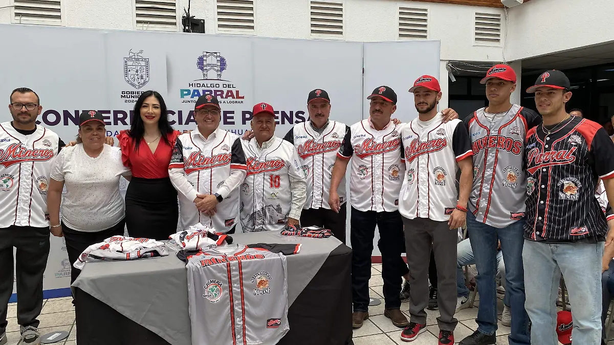 Entrega oficial de uniformes al equipo de los Mineros de Parral de béisbol