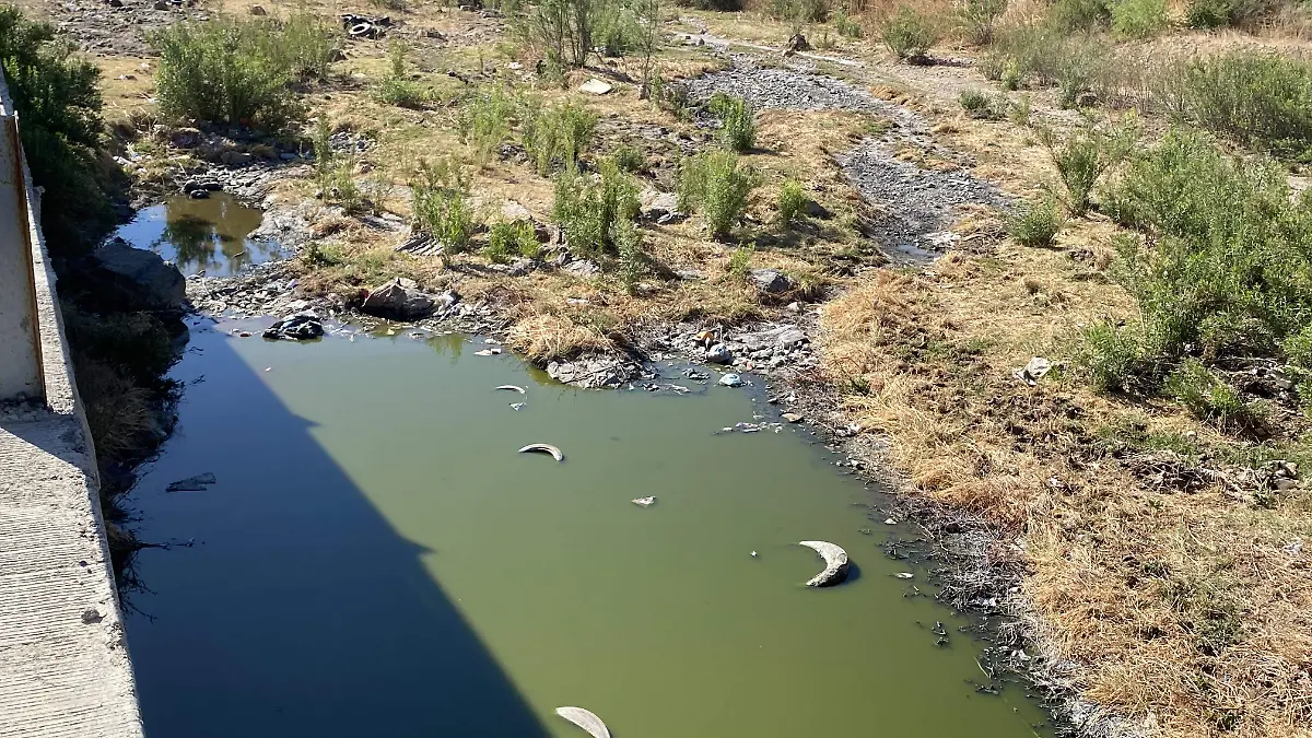 Aguas negras en Arroyo contiguo a Rancho la Esmeralda